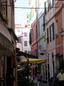 San Remo, kleine Gasse in der Altstadt....Im Urlaub an der italienischen Riviera in Ligurien