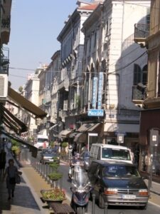 San Remo Via Mateotti, als sie noch keine Fußgängerzone war. Im Urlaub an der italienischen Rivier