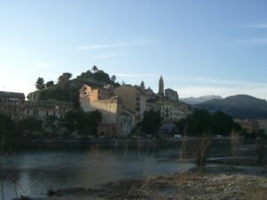 Ventimiglia Roja mit Altstadt. Urlaub an der italienischen Riviera im Ferienhaus in Ligurien