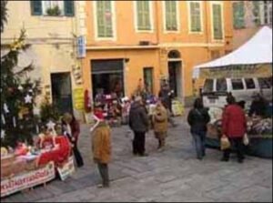Weihnachtsstimmung in Dolceacqua. Urlaub in Ligurien an der italienischen Riviera.