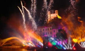 Dolceacqua. "Feragosto" mit Feuerwerk. Ferien in Ligurien an der italienischen Riviera