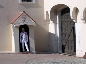 Monte Carlo. Wachposten beim Schloss. Urlaub an der italienischen Riviera im Ferienhaus in Ligurien.