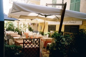 Bordighera. Centro Storico.Hier serviert man ligurische Spezialitäten. Urlaub an der italienischen Riviera im Ferienhaus in Ligurien