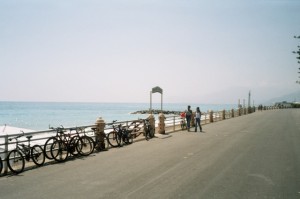 Bordighera. Der Boulevard in der Mittagshitze. Urlaub an der italienischen Riviera im Ferienhaus bei Dolceacqua in Ligurien