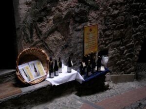 Verkosten von Rossese, eine "cantina" in der Altstadt. Urlaub an der italienischen Riviera im Ferienhaus in Ligurien