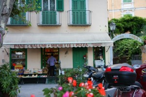 Dolceacqua "alimentari".Urlaub im Ferienhaus an der italienischen Riviera in Ligurien