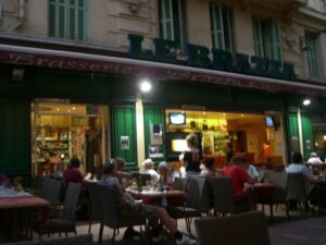 Menton. In der Brasserie am Abend