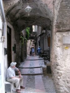 weit ab vom Trubel.... eine Gasse im Centro Storico von Doceacqua Ligurien