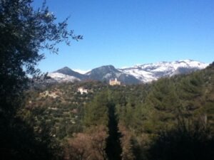 Ausblick auf San Gregorio zwei Tage nach dem Schneechaos vom Ferienhaus Casa Rochin oberhalb Dolceacqua, Ligurien, an der italienischen Riviera