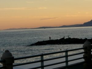 Bordighera. Ein Sommerabend am Strand. Urlaub an der Blumenriviera in Ligurien