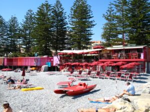 Bordighera an der italienischen Riviera in Ligurien. Balneari Marina Beach