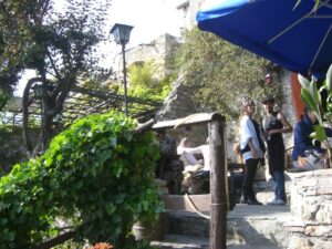 Café in Bussana Vecchia bei San Remo an der Blumenriviera