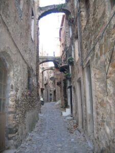 Gasse in Bussana Vecchia bei San Remo in Ligurien