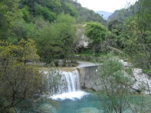 Rochetta Nervina. Dorf im Hinterland. Der Torrente Barbaira. Urlaub an der italienischen Riviera im Ferienhaus in Ligurien