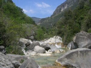 Rochetta Nervina. Dorf im Hinterland. Rio Barbaira. Im Urlaub an der italienischen Riviera in Ligurien