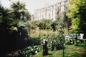 Bordighera an der italienischen Riviera in Ligurien. Hotel Villa Elisa mit Blick auf Hotel Angst.