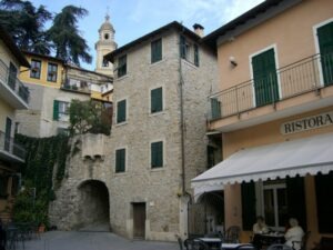 Vallebona. Dorf im Hinterland der italienischen Riviera und Bordighera. Dorfplatz