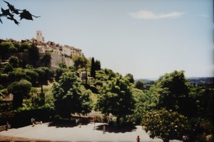 Saint Paul de Vence mit Festungsmauer. Urlaub an der italienischen Riviera im Ferienhaus in Ligurien.