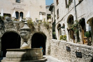 Saint Paul de Vence. Der alte Brunnen von 1850. Urlaub an der italienischen Riviera im Ferienhaus in Ligurien