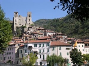 Dolceacqua. Altstadt mit Doria Burg.Urlaub an der italienischen Riviera in Ligurien.