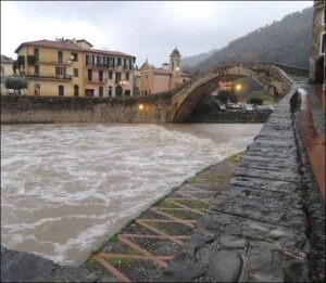 Dolceacqua. Die Nervia bei Hochwasser zu Weihnachten