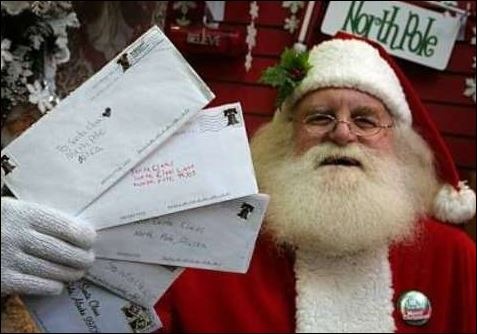 Der Weihnachtsmann verteilt Briefe an die Kinder vom Fürstentum Seborga im Hinterland von Bordighera