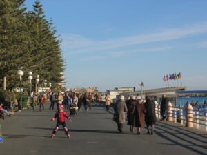 Bordighera Leben am Strand im Winter. Ferien an der Blumenriviera in Ligurien