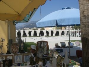 Menton. Antiquitätenmarkt beim Jean Cocteaumuseum. Urlaub an der italienischen Riviera in Ligurien