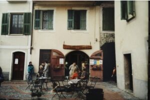 Dolceacqua Piazza vor der Kirche. Urlaub an der Blumenriviera in Ligurien