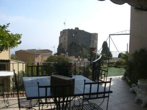 Roquebrune. Blick zum Wehrturm. Urlaub an der italienischen Riviera in Ligurien.