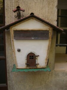 Roquebrune. Ein bemerkenswerter Briefkasten. Urlaub an der italienischen Riviera in Ligurien.