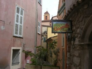 Roquebrune. Blick zum Kirchturm. Urlaub an der italienischen Riviera in Ligurien