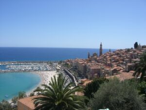 Menton. Strand an der französischen Riviera gleich an der Grenze zu Italien