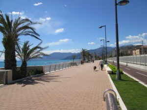 Vallecrosia. Boulevard. Ferien in Ligurien an der italienischen Riviera