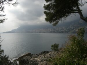 Promenade Le Corbusier von Menton nach Monaco. Ferien an der italienischen Riviera in Ligurien