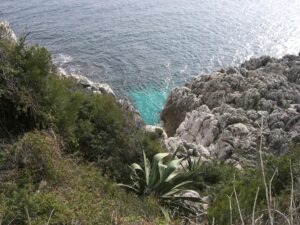 Die Promenade Le Corbusier von Menton nach Monte Carlo. Urlaub an der italienischen Riviera im Ferienhaus oder Hotel in Ligurien