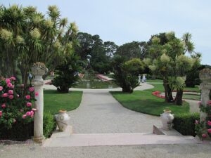 Der Garten der Villa Rothschild in Cap Verrat. Urlaub in Ligurien an der italienischen Riviera