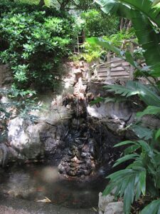 Villa Ephrussi de Rothschild. Japanischer Garten mit Brunnen.