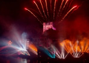 Feuerwerk zur Ferragosto in Dolceacqua am Ufer der Nervia mit Doria Burg im Hintergrund