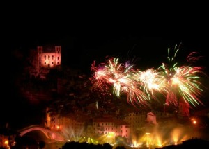 Feuerwerk in Dolceacqua an der Blumenriviera.Ferragosto.