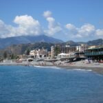 Bordighera. Am Strand im Herbst in Ligurien an der italienischen Riviera