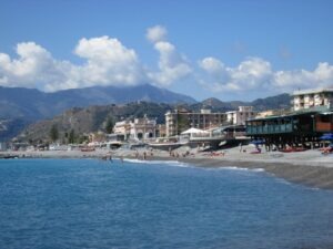 Bordighera. Am Strand im Herbst in Ligurien an der italienischen Riviera