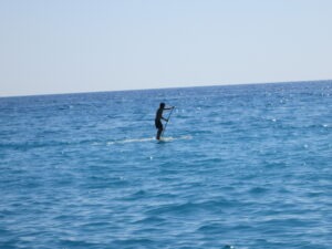 Standup Paddler im Mittelmeer an der italienischen Riviera in Ligurien