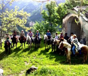 Reiten in Ligurien bei Dolceacqua an der italienischen Riviera. Doria Burg im Hintergrund