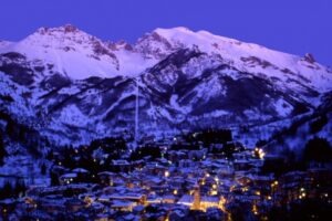 Limone bei Nacht. Skifahren in den Seealpen an der italienischen Riviera