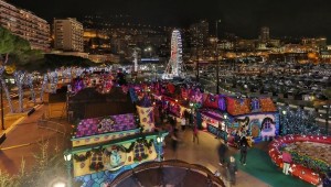 Monte Carlo mit der Weihnachtsstadt am Port Hercule.