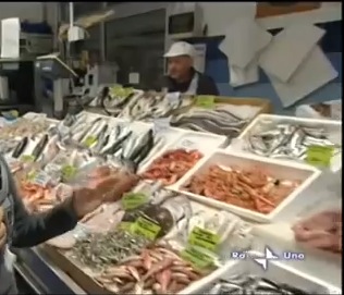 Der Fischstand in der Markthalle von Ventimiglia an der italienischen Riviera