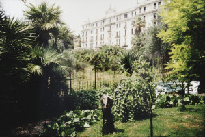 Der Garten von Hotel Villa Elisa im Hintergrund Angst