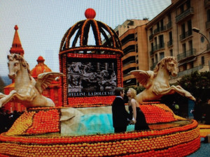 Zitronenfest in Menton. Fellinis Dolce Vita