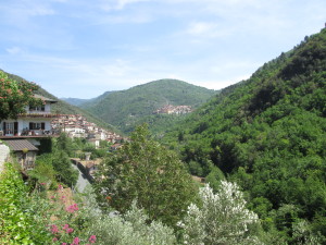 Blick von Pigna auf Castel Vittorio